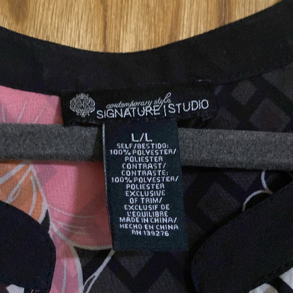 Contemporary Style Signature/Studio Large V-Neck with lace trim great condition - Picture 2 of 7